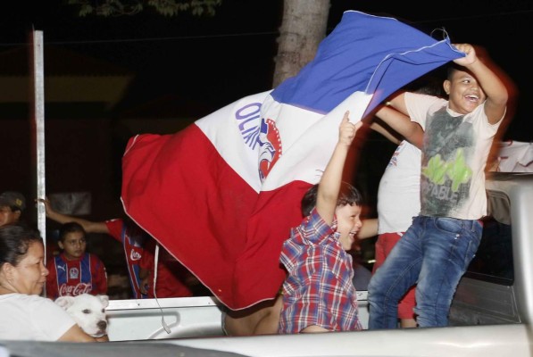 ¡Locura total! La afición olimpista invade las callejas para festejar la copa 30