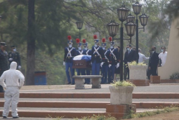Solo con sus familiares: Así fue el entierro de Rafael Callejas en Tegucigalpa