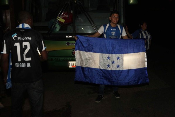 Aficionados hondureños madrugaron para viajar a El Salvador