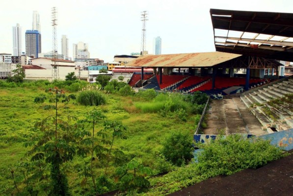 ¡Con uno de Honduras! Grandes estadios que fueron abandonados
