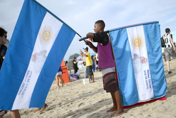 Alemanes y argentinos ya viven su fiesta previo a la final del Mundial.