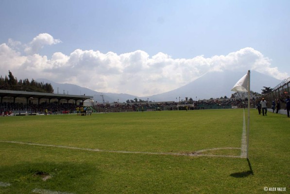 Los feos y raros estadios en El Salvador, Nicaragua y Guatemala