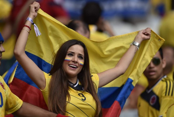 Las hermosas colombianas y su fiesta en partido Colombia-Grecia