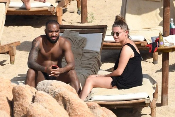 Escándalo: Destapan la infidelidad de Lacazette con una camarera mientras tenía pareja
