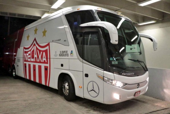 Los lujosos autobuses en lo que se transportan los legionarios hondureños