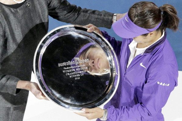 Su majestad Azarenka es la reina de Australia .