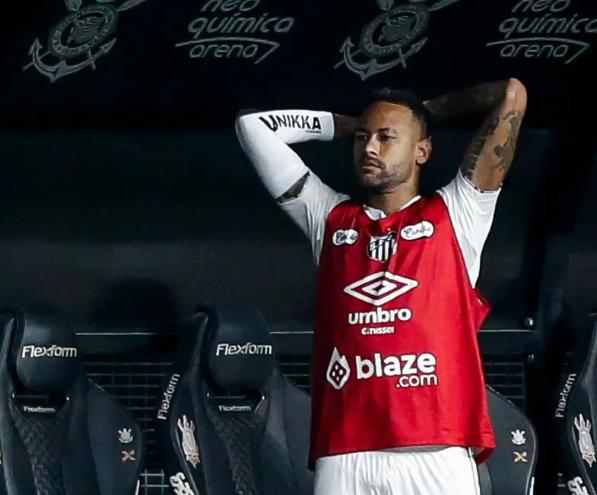 Sin jugar, pero fue al carnaval: Neymar es fusilado tras eliminación del Santos y revela el motivo de su ausencia