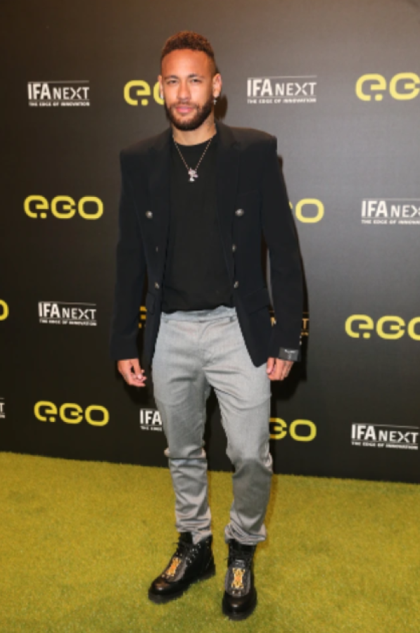 Así es la nueva máquina de Neymar: acompañado de la atleta más sexi del mundo y lució unas valiosas botas