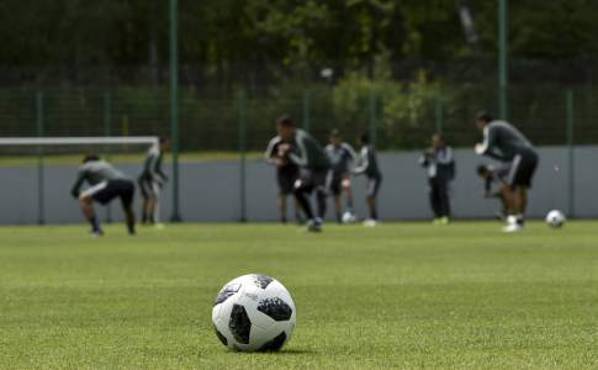 The official World Cup ball is seen as Mexico's national team squad warm up during a training session at the Novogorsk training center in Moscow on June 14, 2018 ahead of the Russia 2018 football World Cup. / AFP PHOTO / YURI CORTEZ