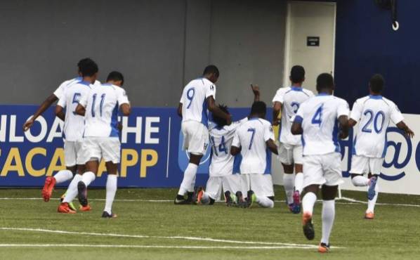 Honduras' footballers celebrates after scoring against Cuba during a Concacaf Under-17 Championship match at the Maracana stadium in Panama City on May 1, 2017. / AFP PHOTO / Rodrigo ARANGUA