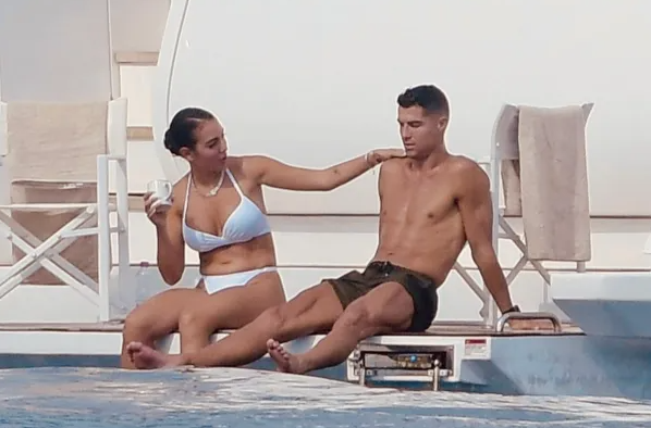 Georgina y Cristiano luego de nadar por las costas de Saint-Tropez. (Foto cortesía The Mega Agency)