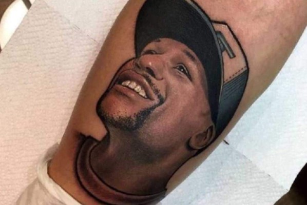 LOCURA: Seguidores de Floyd Mayweather Jr. se tatuaron al boxeador en la piel