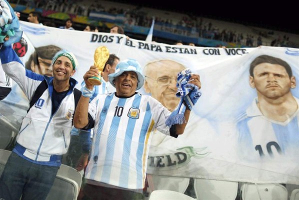 ARGENTINOS INVADEN RÍO DE JANEIRO Y ESPERAN LA FINAL DEL MUNDIAL