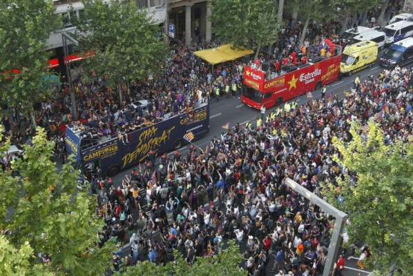 Así fue la celebración de Barcelona con sus aficionados