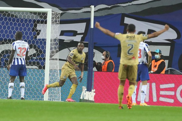 ¡Grítalo Panterita! El festejo de Albert Elis al marcar ante Porto su cuarta gol en Portugal y su duelo ante Pepe