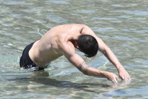 ¡Y tiene 46 años! La modelo libanesa y esposa de Cesc Fábregas deslumbra en sus vacaciones