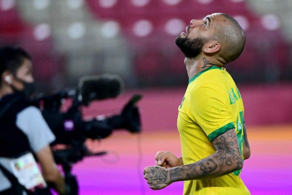 No se vio en TV: Así fue el drama de los penales, la euforia de Dani Alves y el llanto mexicano