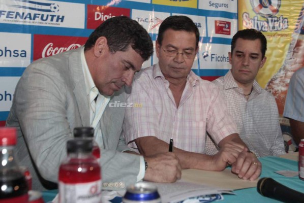 El paso de Luis Fernando Suárez por Honduras: El taxi, el abrazo con Juan Carlos García y Arnold Peralta y la foto con Rambo