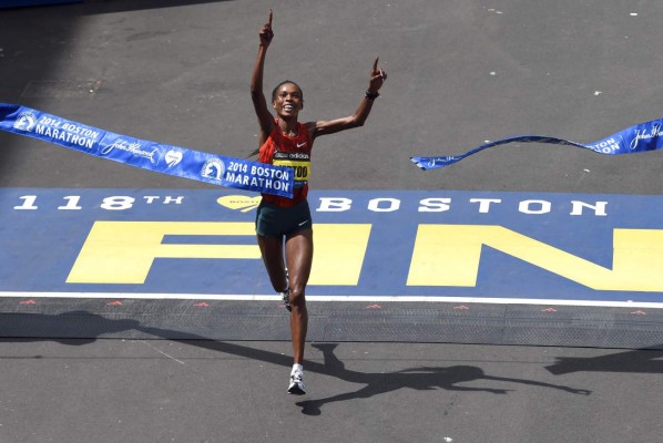 Boston vuelve a correr su maratón un año después de los atentados