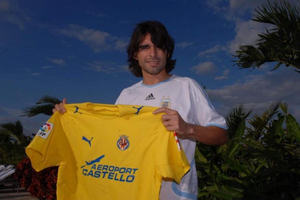 Ficharon por un equipo, pero nunca llegaron a debutar; uno fue echado rápidamente por la afición