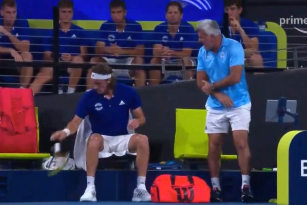 Nunca antes visto: Tenista griego revienta su raqueta, golpea a su papá y su madre lo regaña
