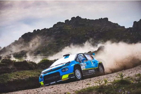 Fue técnico del Chelsea, Tottenham y del Porto; ahora vive su sueño como piloto de Rally