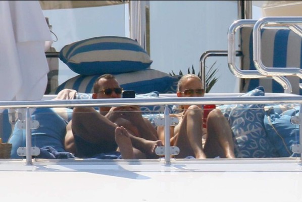 Jennifer López luce su explosivo cuerpazo en sus vacaciones con Alex Rodríguez