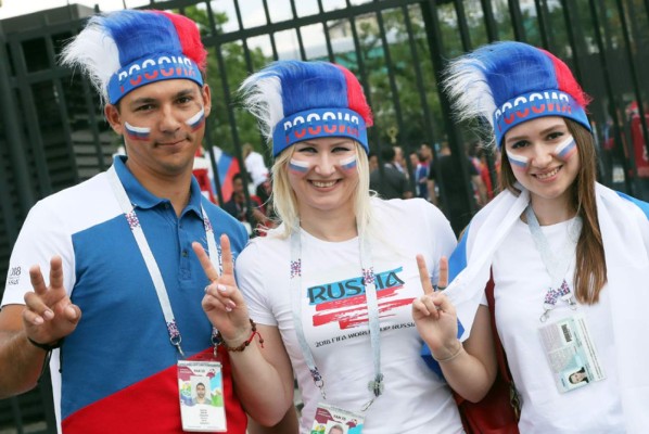 España y Rusia llevan muchas lindas chicas al juego de octavos del Mundial