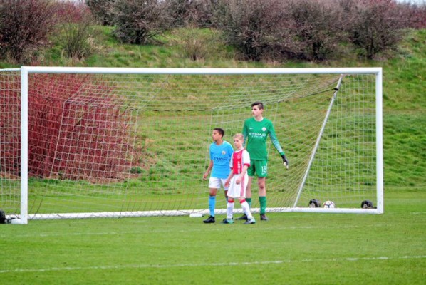 El increíble físico de David Easmon, la joya del Ajax de 14 años que mide 1.90 metros