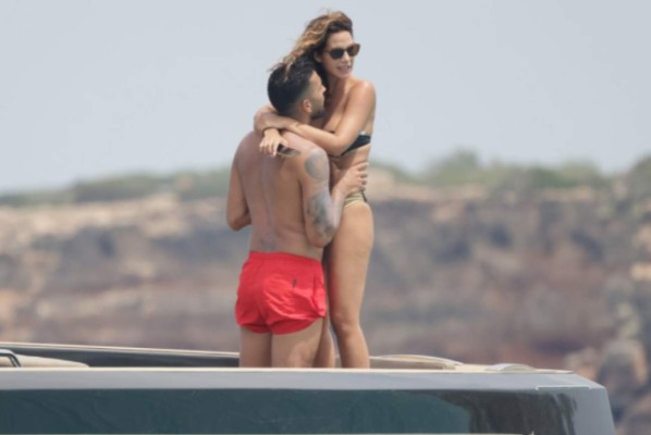 Fotos: exjugador del Real Madrid pasa increíbles vacaciones con su hermosa esposa en Ibiza