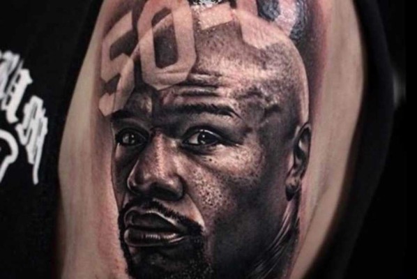 LOCURA: Seguidores de Floyd Mayweather Jr. se tatuaron al boxeador en la piel