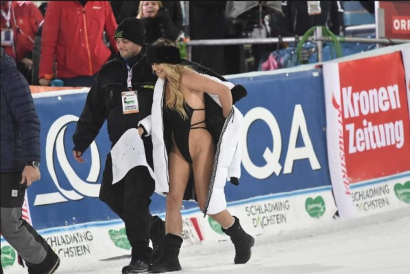 Kinsey Wolanski reaparece: Interrumpe un torneo de esquí para homenajear a Kobe Bryant