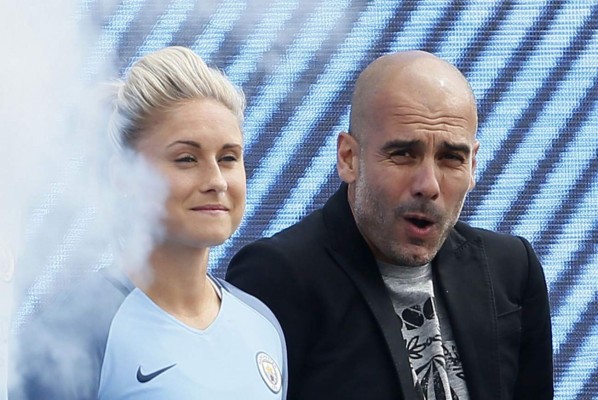 Fotos: El primer día de Guardiola en Manchester, llegó en taxi a la presentación