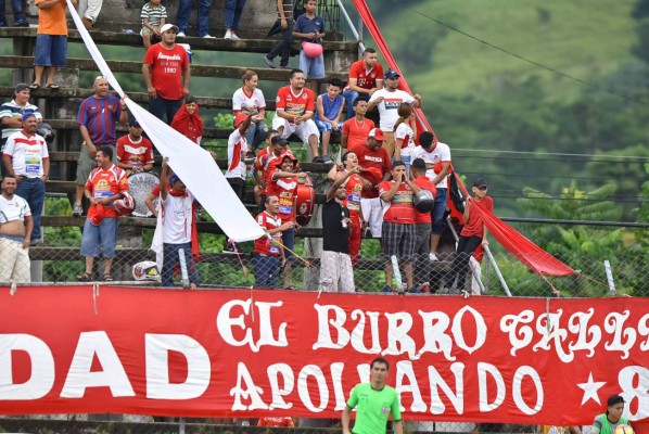 Lo que no se vio en TV: El abrazo de Diego Vázquez con Elencoff y el emotivo adiós de 'Carlón'