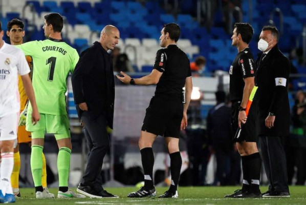 Fotos: Zidane fue a buscar al árbitro y los polémicos penales en el Real Madrid-Sevilla