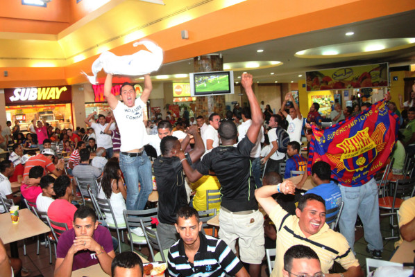 Afición catracha disfruto del clásico español.