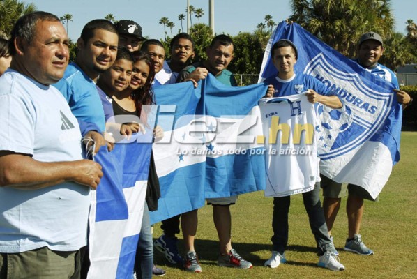 Un 'gringuito' y aficionados acaparan miradas en entreno de Honduras