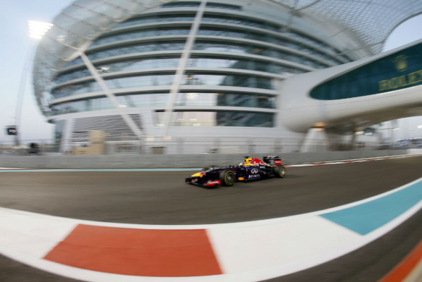 Vettel estrenó su título mundial con un aplastante triunfo.