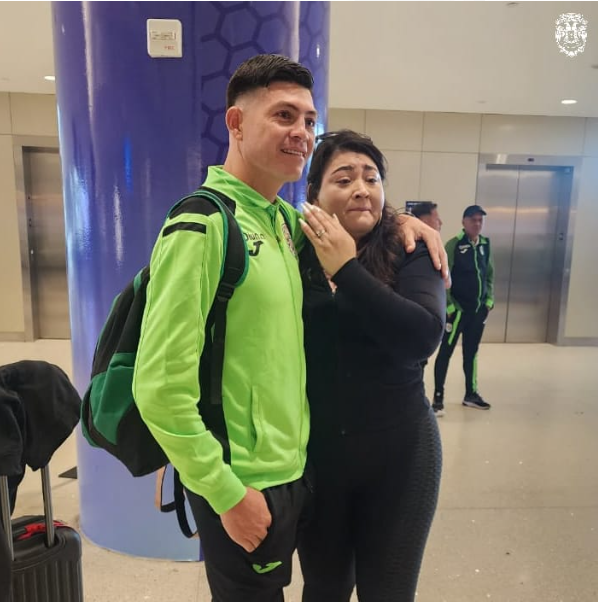 La hermana del Chelito Martínez no pudo evitar las lágrimas en su emotivo reencuentro.