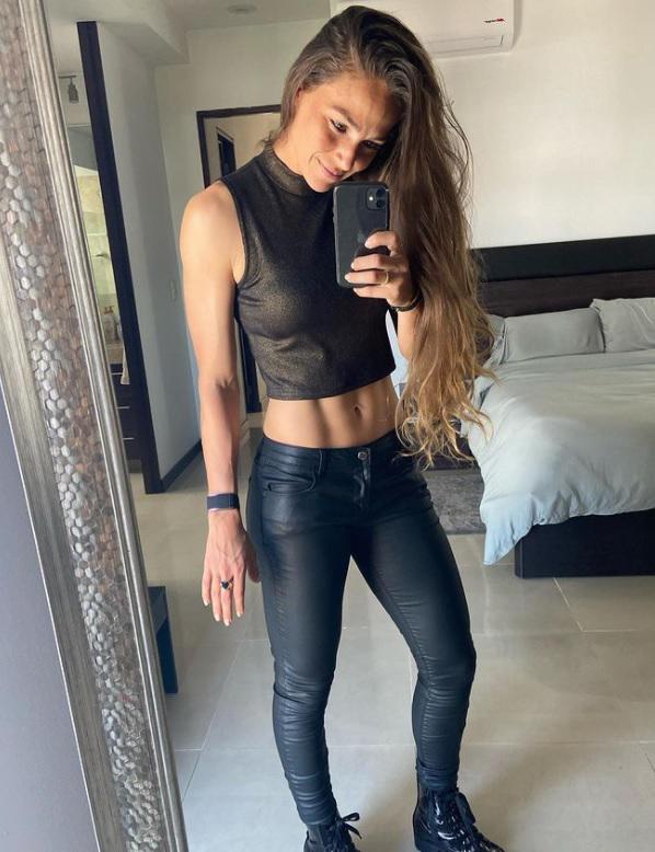 El beso de dos jugadoras tras el título de Monterrey en la Liga MX Femenil; una es futbolista del América