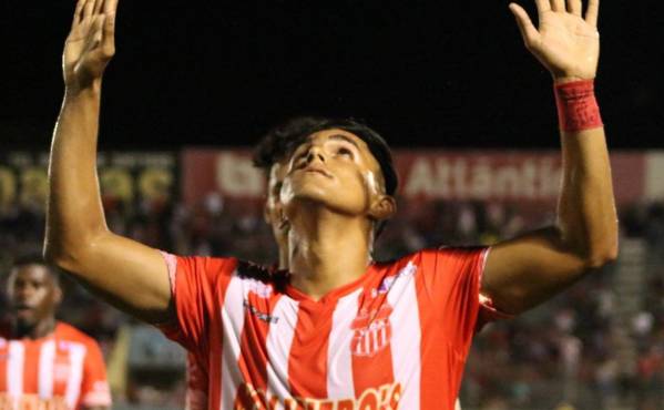 Luis Palma agradece a Dios uno de los golazos cuando militaba en el CDS Vida de La Ceiba.