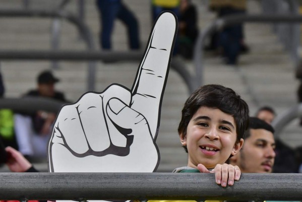 NO SE VIO EN TV: El sufrimiento de Neymar en el estadio, la misteriosa brasileña y el problema del árbitro