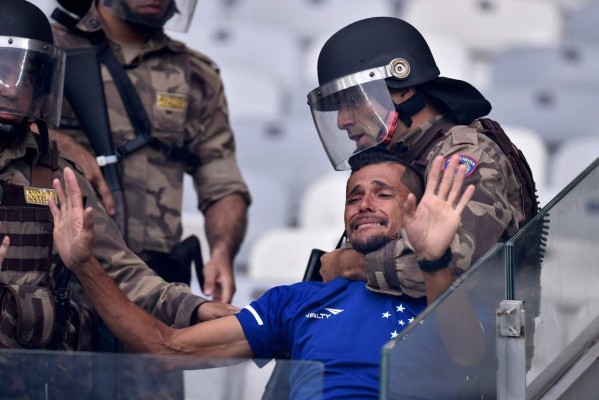¡Caos en Brasil! Desciende el Cruzeiro y el estadio se convierte en zona de guerra