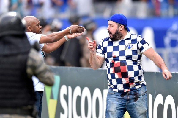 ¡Caos en Brasil! Desciende el Cruzeiro y el estadio se convierte en zona de guerra