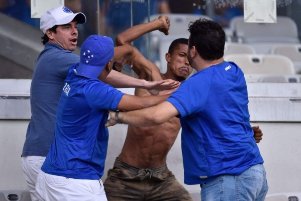 ¡Caos en Brasil! Desciende el Cruzeiro y el estadio se convierte en zona de guerra