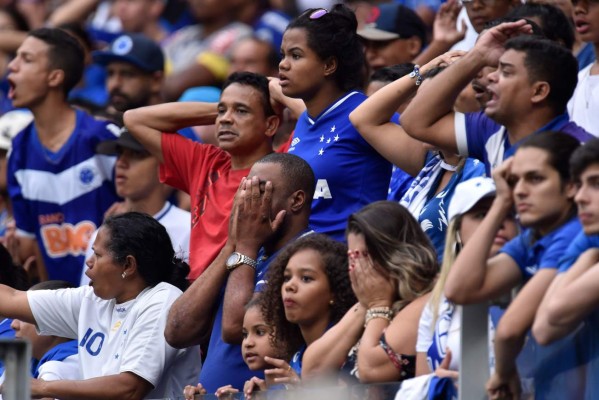¡Caos en Brasil! Desciende el Cruzeiro y el estadio se convierte en zona de guerra