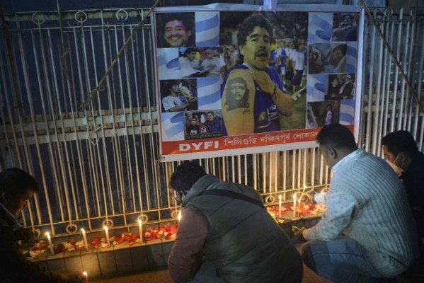 Sigue la tristeza y los homenajes: Las nuevas imágenes por el mundo del adiós a Maradona