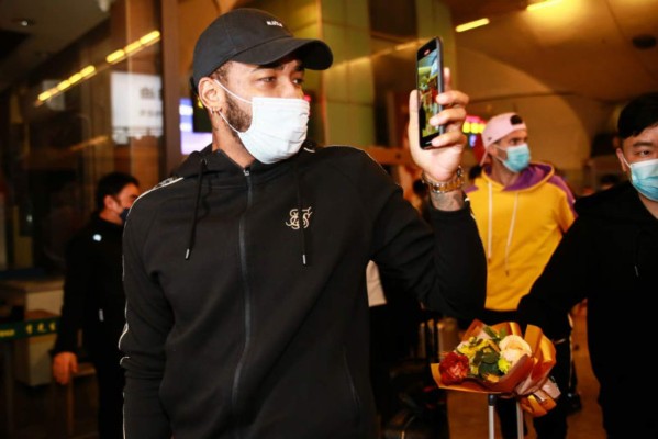 Futbolistas del Wuhan regresan a casa luego de tres meses de ausencia y son recibidos como héroes