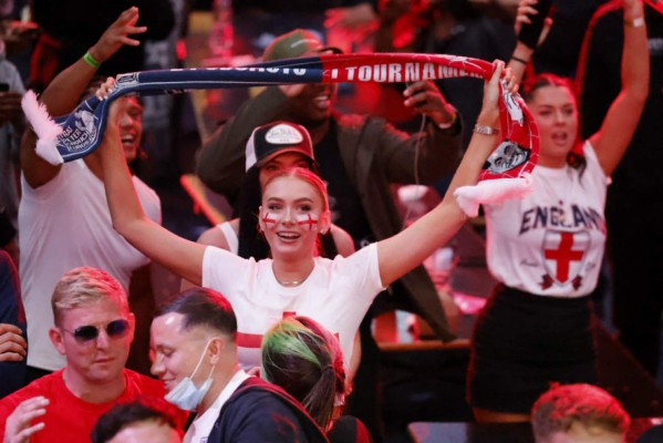 FOTOS: Tristeza de hermosa periodista, la sorpresiva visita a Roma y el júbilo de Inglaterra en la Eurocopa&nbsp;&nbsp;