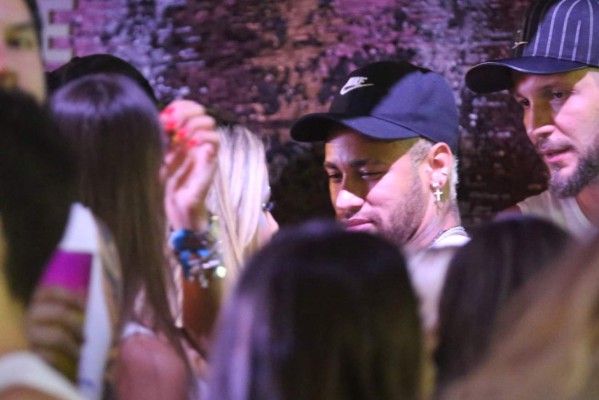 ¿Nueva novia? Neymar se olvidó de su lesión y disfrutó al máximo el Carnaval de Brasil